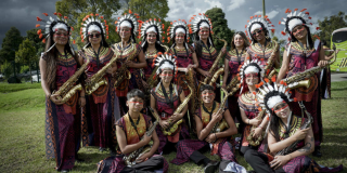 Imagen de varias personas vestidas con trajes de indigenas.