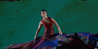 Imagen de una mujer bailando en un evento en Bogotá.