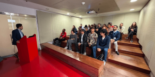 Imagen de personas reunidas en una sala en una conferencia en Bogotá.