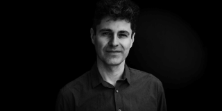 Imagen Ricardo Gallo, reconocido músico compositor e improvisador bogotano, en blanco y negro
