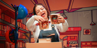 Imagen de una mujer que presenta dos caras metidas en una caja.