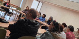 Imagen de personas reunidas en una mesa de trabajo bibliotecas públicas de Bogotá