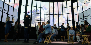 Imagen de personas reunidas en la sala E