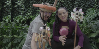 Imagen de un hombre y una mujer jovénes personajes de la obra de teatro.