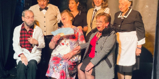 Imagen de varias personas adultas mayores, personajes de la obra que se presentará en Suba.