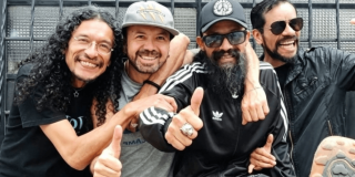 Imagen de 4 hombres sonriendo con gorras y gafas