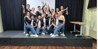 Imagen de varios jóvenes, hombres y mujeres con vestidos típicos de salsa.