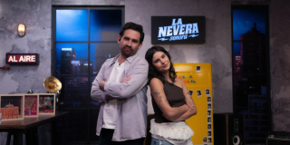 Imagen de un hombre y una mujer jóvenes, presentadores del programa La Nevera de Canal Capital
