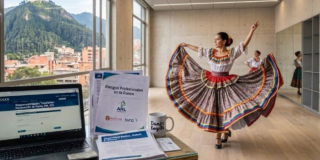 Imagen de una mujer que viste traje típico de cumbia frente a un computador.
