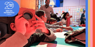 Imagen de niños creando objetos entre ellos uno mirando a través de un lente de plástico