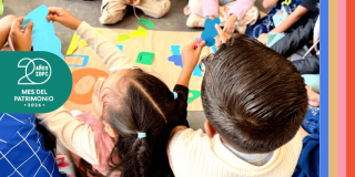 Imagen de niños con figuras de colores sobre una cartelera 