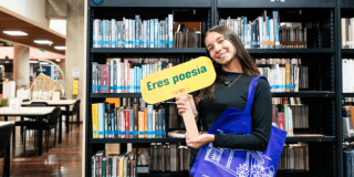 Imagen de una niña con bolsa azul de BibloRed con paleta de 'Eres Poesía'