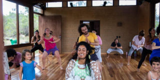 Imagen de varias personas de diferentes edades bailando.