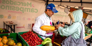 Foto de un hombre en uno de los Mercados Campesinos de Bogotá.