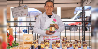Foto de una mujer en uno de los Mercados Campesinos de Bogotá.