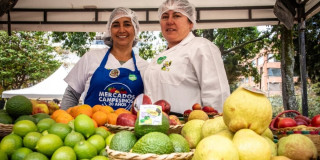 Foto de dos mujeres en uno de los Mercados Campesinos de Bogotá.