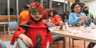 Imagen de un niño con disfraz de spiderman y antifaz en actividades de BibloRed