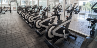 Imagen de las bicicletas de spinning que podrás usar en el CEFE Chapinero.