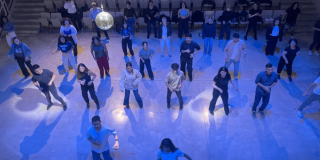 Imagen de varias personas tomando las clases de salsa y bachata en el CEFE Chapinero.
