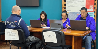 Imagen de funcionarios del IDPC atendiendo a ciudadanos