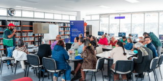 Imagen de personas reunidas en la sala labco de la biblioteca Pública Usaquen- Servitá