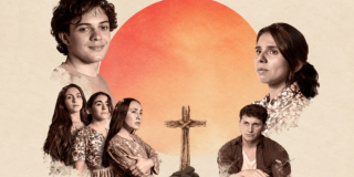 imagen de los personajes de la obra, en el centro de ellos se ve una cruz.