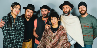 Imagen de tres hombres que usan ruana y sombrero al lado de una mujer, son los protagonistas de la obra.