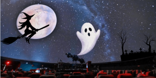 Imagen de fondo estrellado en el Domo del Planetario de Bogotá con elementos de Halloween 