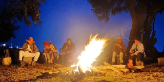 Imagen de personas alrededor de una fogata en el Parque Arqueológico y del Patrimonio Cultural de Usme