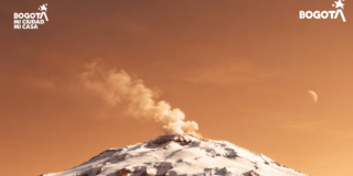 Imagen del Nevado del Ruiz con fondo cielo rojo