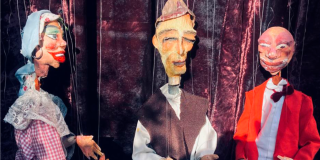 Imagen de tres personajes tipo marionetas, dos masculinos y uno femenino.
