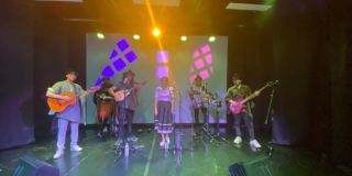 Imagen de varios hombres vestidos con ruana y una mujer con traje campesino.