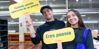 Imagen de un hombre y una mujer sonriendo con paletas del 'Festival Reverso Bogotá' 