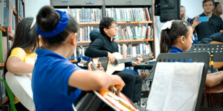 Imagen de niños en clase musical en las bibliotecas públicas de Bogotá