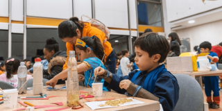 Imagen de niños disfrazados en actividades de las bibliotecas pùblicas de Bogotà
