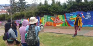Imagen de varias personas observando las intervenciones del Museo Abierto de Bogotá en Suba.