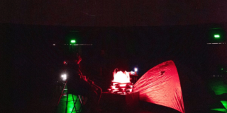 Imagen de un niño con una carpa en el Domo del Planetario de Bogotá