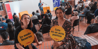Imagenes de mujeres con carteles del Festival Reverso con fondo de poesia al micrófono 