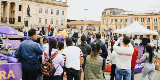 Imagen de personas en actividades de la FUGA en espacio público de la Plaza de Bolívar