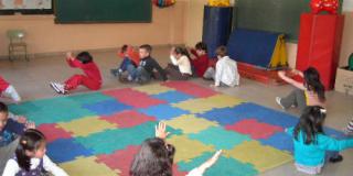 Niños juegan en un aula de clase.