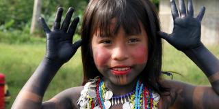 Retrato de una niña indígena mostrando sus manitos.