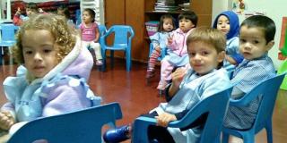 Retrato de un grupo de niños en un jardín infantil.