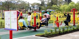 Entrénese y pásela bien en los gimnasios al aire libre en Bogotá