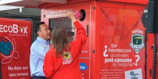 Reciclando empaques, botellas y recipientes de tetra pak, recarga tarjetas de TransMilenio
