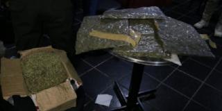 Seis kilos de marihuana y 218 unidades de licor adulterado encontrados en una bodega de reciclaje en el Santa Fe donde hacían fiestas clandestinas
