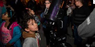 El Planetario nocturno invita a la observación por telescopio -Foto: Planetario de Bogotá