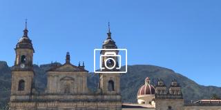 Cerros orientales detrás de la Catedral Primada de Colombia 