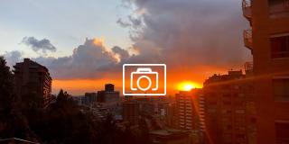 Fotografía de bello atardecer desde un balcón en Bogotá 