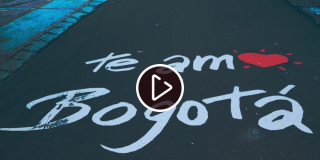 Te Amo Bogotá impreso sobre el asfalto de una ciclorruta.