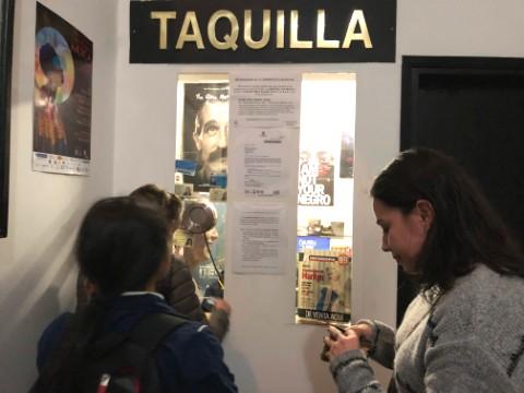 Imagen de María Camila pagando la entrada a la Cinemateca